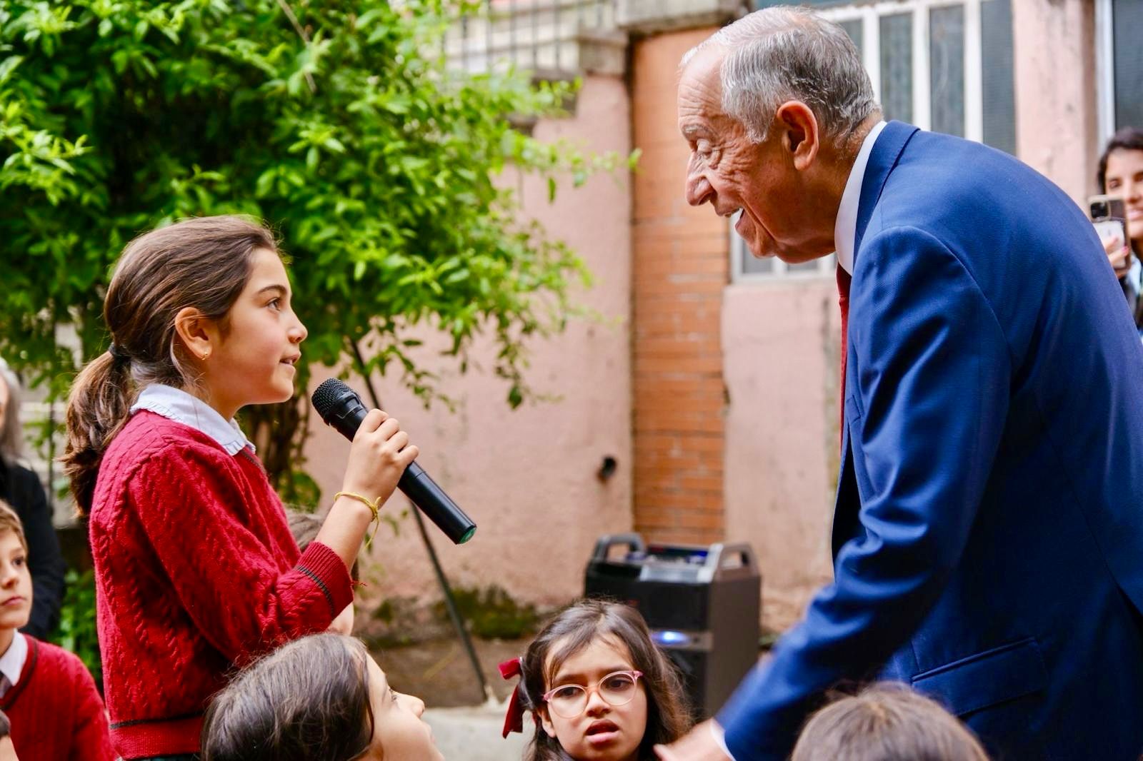 Aluna com microfone a falar com o Professor Marcelo Rebelo de Sousa